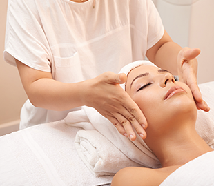 Estetică facială pentru sănătatea femeii, oferită de SuperAGE by NORD